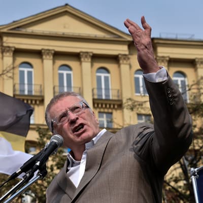 Muun muassa Venäjän parlamentin jäsen Vladimir Zhirinovski joutui pakotelistalle.