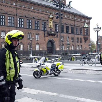 Kööpenhaminan raatihuone on evakuoitu pommiuhan takia.