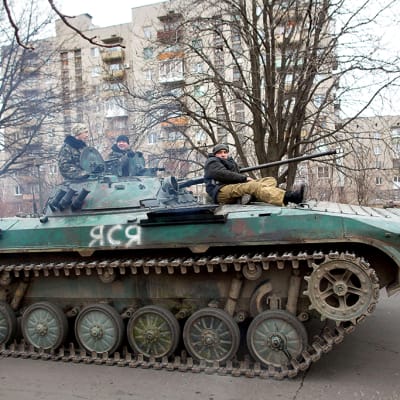 Separatisti ajavat Ukrainan armeijalta otetulla panssarivaunulla.