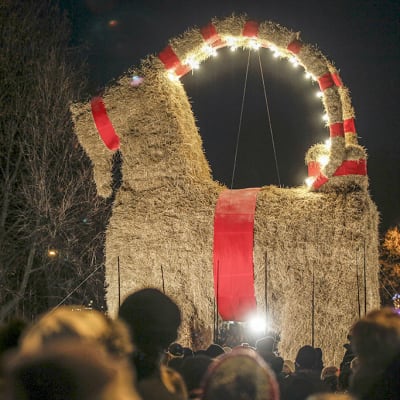 ihmisjoukko katsoo olkipukkia