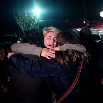 Turmalautalta pelastunut nainen halasi lapsiaan Elefsinan sotilaslentokentällä Ateenassa 29. joulukuuta.