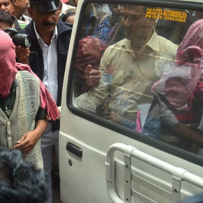 Intian poliisiviranomaiset kuljettivat japanilaisnaisen jatkuvasta joukkoraiskaamisesta epäiltyjä henkilöitä oikeudenkäyntiin Kolkatassa 3. tammikuuta 2015. 