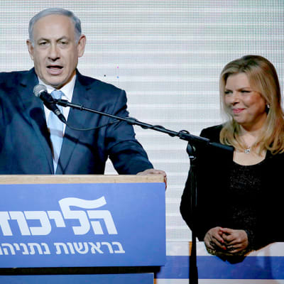 Israelin pääministeri Benjamin Netanjahu pitämässä puhetta myöhään tiistai-iltana Tel Avivissa. Vieressä vaimo Sara Netanjahu.