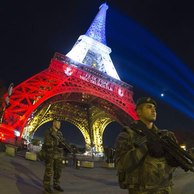 Ranskalainen sotilas partioi Eiffel-tornin edustalla Pariisissa.