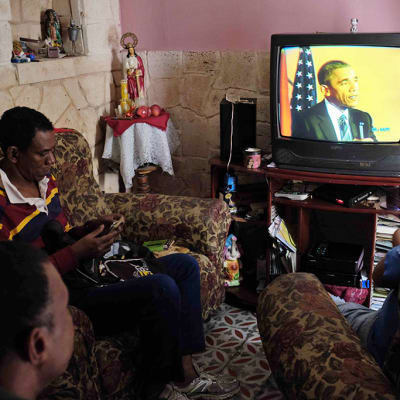 Kuubalaisperhe katselee televisiosta Obamaa.