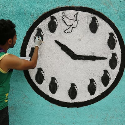 Jemeniläinen taiteilija maalaa Sanaan kaupungissa graffitteja rauhan tukemiseksi 