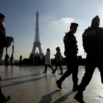 Poliiseja partioimassa Eiffel-tornin lähellä Pariisissa 23. marraskuuta 2015.
