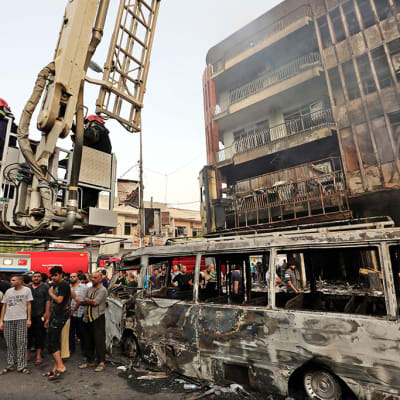 Pommi-iskujen jälkiä Bagdadissa sunnuntaina.