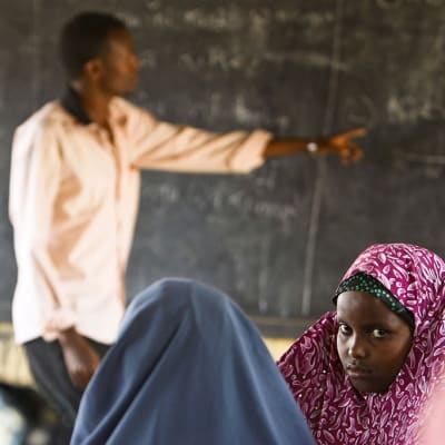 Somali-tyttö osallistui opetukseen Dagahaleyn pakolaisleirillä Keniassa vuonna 2011.
