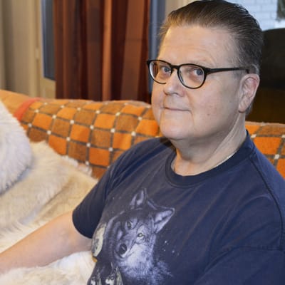 Jukka Severi Mäkinen ja Harkku-koira istuvat sohvalla.
