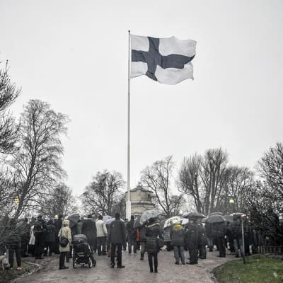Itsenäisyyspäivän vietto alkoi kello yhdeksältä valtakunnallisella lipunnostolla Tähtitorninmäellä Helsingissä.