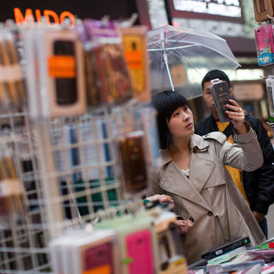 Kännykkätarvikekauppa Hong Kongin kaduilla.