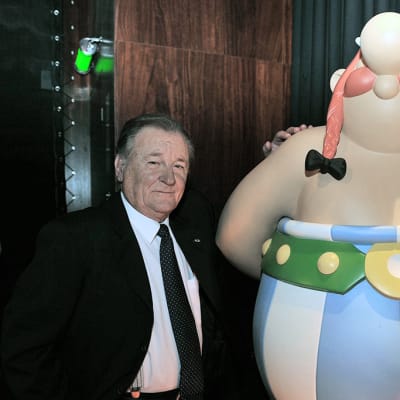 Albert Uderzo kuvattuna Asterix-kirjoissa seikkailevan Obelixin vierellä Pariisissa 8. lokakuuta 2009.