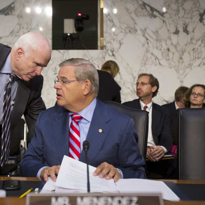 John McCain (vas.) ja Robert Menendez tapasivat Washingtonissa 4. syyskuuta 2013.