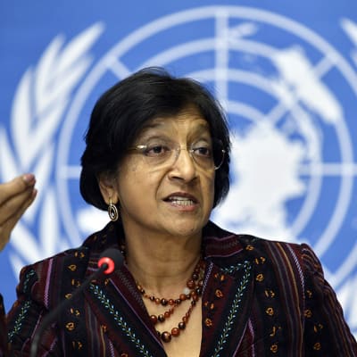 YK:n ihmisoikeusvaltuutettu Navi Pillay puhumassa tiedotustilaisuudessa YK:n päämajassa Genevessä, lokakuussa 2012.