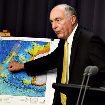 Australian varapääministeri Warren Truss näyttää kadonneen koneen uutta etsintäaluetta kartalta.