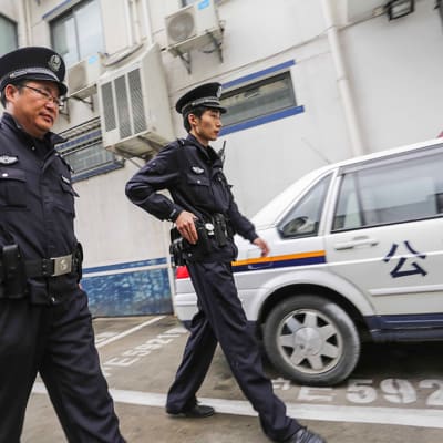 Poliisit partioivat kadulla Shanghaissa, Kiinassa huhtikuussa.