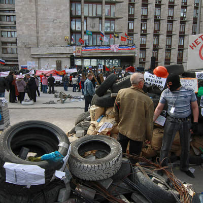 Venäläismielisiä mielenosoittajia Donetskin vallatun hallintorakennuksen edustalla.