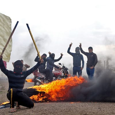 Naamioituneet sunni-taistelijat polttavat autonrenkaita
