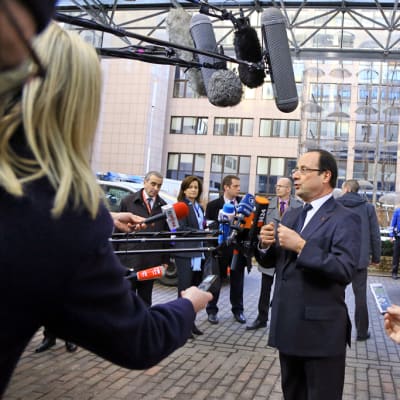 Francois Hollande puhuu toimittajille