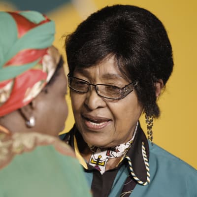 Winnie Mandela keskustelee naisen kanssa.