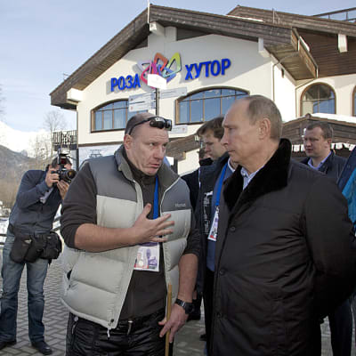 Vladimir Potanin juttelee Vladimir Putinin kanssa.