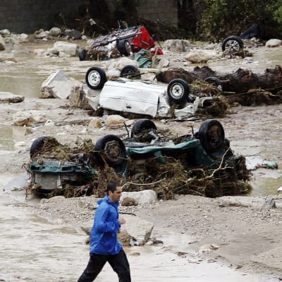 Ajoneuvot tuhoutuivat rankkasateiden aiheuttamien tulvien mukana Villanueva del Rosariossa, Malagassa, 28. syyskuuta 2012. 