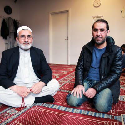 Turun Afganistanilaisen yhdistyksen neuvoston vanhin Mohammad Azizi ja Varissuon rukosuhuoneen käsijä Luay Aljubouri.