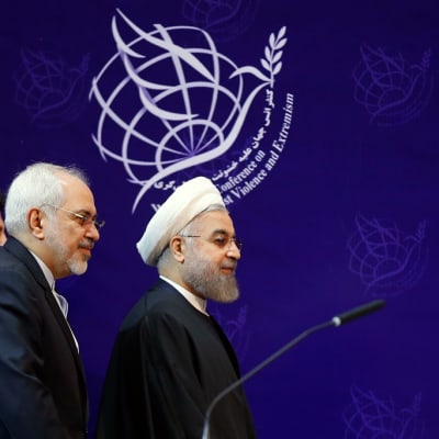 Zarif ja Rouhani kävelevät esiintymislavalle.