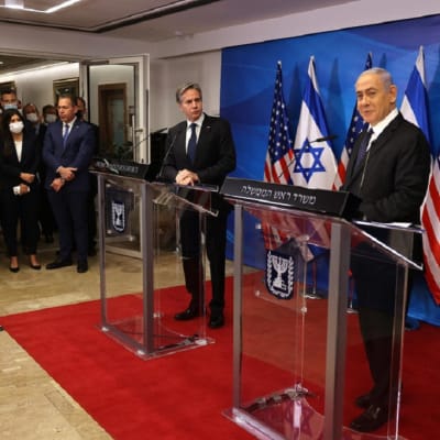 Kuvassa etualalla Israelin pääministeri Benjamin Netanjahu ja taaempana Yhdysvaltain ulkoministeri Anthony Blinken. 