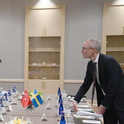 Turkin ja Ruotsin Nato-neuvottelijat kokouspöydän ääressä.