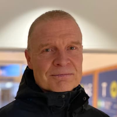 Peter Nieminen i sjukhusets korridor. 