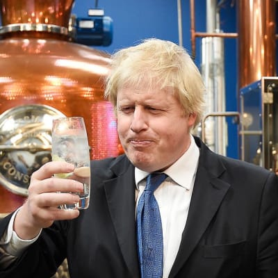 Lontoon kaupunginjohtaja, konservatiivien Boris Johnson, nautti gin tonic -lasillisen 17. huhtikuuta 2015.