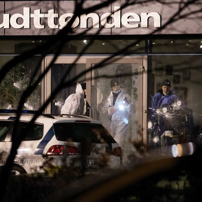 Rikospaikkatutkijat analysoivat ammuskelun jälkiä.
