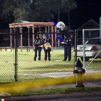 Poliisit keräsivät todistusaineistoa puistossa New Orleansissa sunnuntaina.