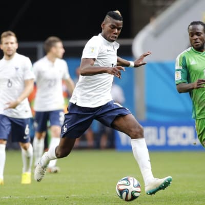 Ranskan Paul Pogba kuljettaa palloa.