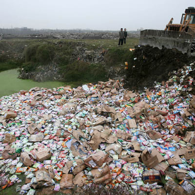 Melamiinia sisältävää maitojauhetta tuhottiin vuonna 2008 Wuhanin kaupungissa Kiinassa.