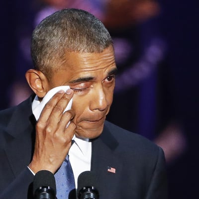 Barack Obama pyyhkii silmäkulmaansa.