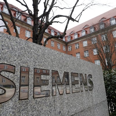 Kuvassa Siemensin logo yhtiön pääkonttorin edustalla Berliinissä. 