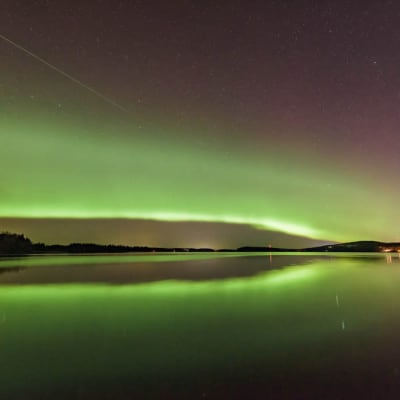 Kuvassa näkyy haaleana viiruna revuntulten yläpuolella Suomen yllä lentänyt tähtienvälinen kappale.