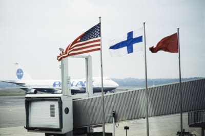 Flaggor på Helsingfors-Vanda flygplats, 1990