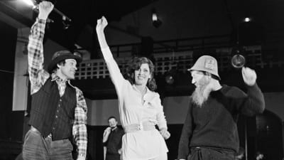 Aira Samulin opettaa lappilaisille Nipalle ja Niilalle tanssia (1979).