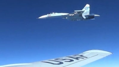 Ryskt jaktplan av modellen Su-27 fotograferat från ett amerikanska spaningsflyg.
