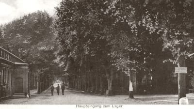 Gammalt vykort av huvudingången till Lockstedter Lager
