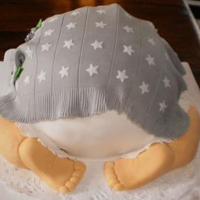 Marsipaanilla ja koristeltu kakku muistuttaa vauvaa.