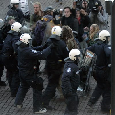 Poliiseja ja mielenosoittajia Smash Asem -mielenosoituksen aikana Kiasman edustalla Helsingissä.