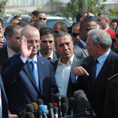 Palestiinan pääministeri Rami Hamdallah vilkuttaa puhuessaan