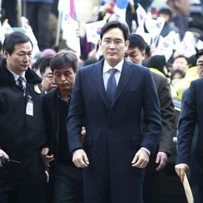 Samsungin varajohtaja Lee Jae-yong (keskellä) saapumassa oikeuden kuultavaksi Seoulissa 16.2. 2017. 