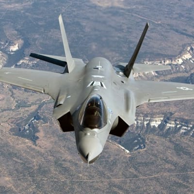 Brittisk-amerikanska F-35A har nämnts som ett alternativ när försvaret ska införskaffa nya stridsplan. Ett stridsplan beräknas kosta cirka 180 miljoner.