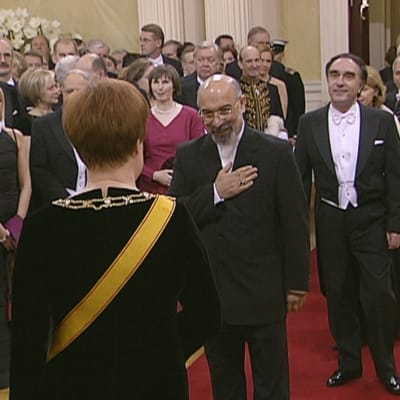 Irans ambassadör Javad Kajoyan Fini hälsar på president Halonen under mottagningen 2004.